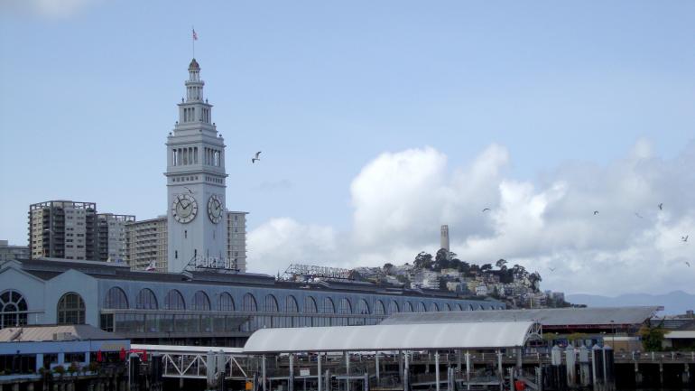 内河码头的游船与码头