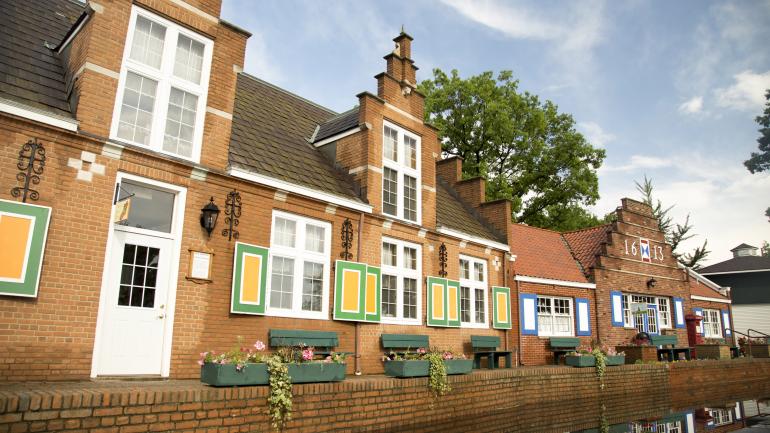 村庄里的房屋都是传统荷兰风格建筑