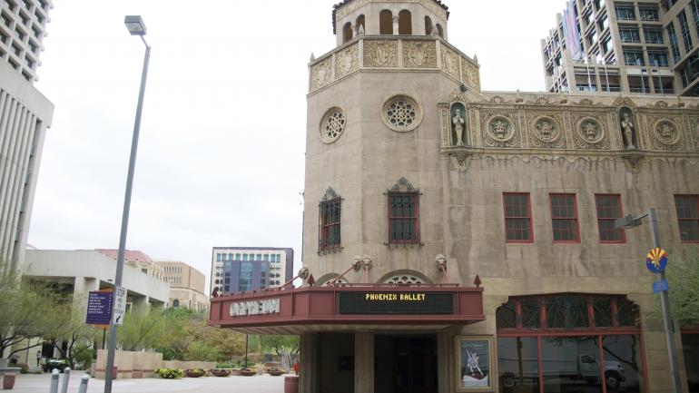 凤凰城奥芬剧院的华丽外景