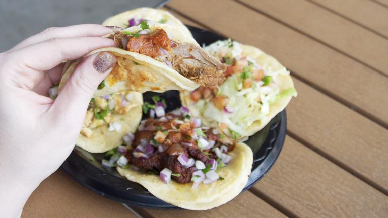 在凤凰城的 Los Taquitos 餐厅品尝令人垂涎的地道墨西哥玉米饼