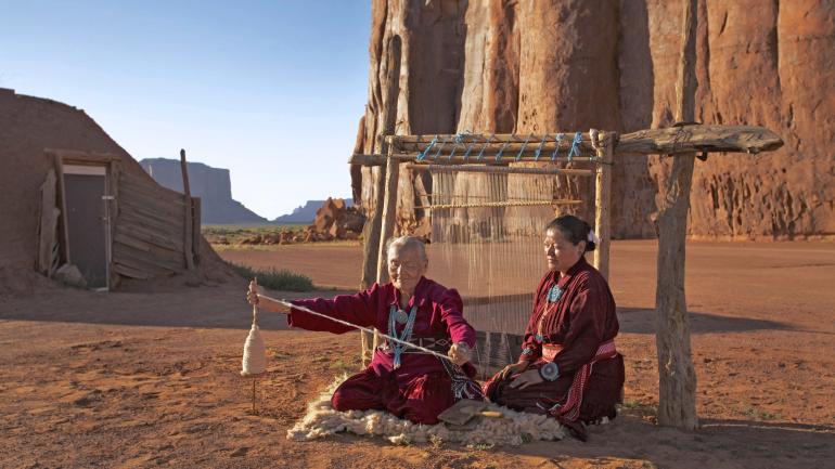 编织精美挂毯的纳瓦霍女性