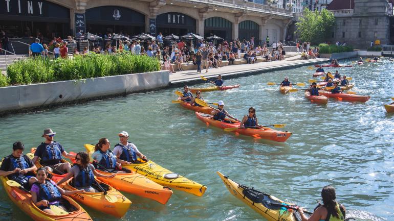 在导游的带领下乘皮划艇游览芝加哥河 在导游的带领下乘皮划艇游览芝加哥河