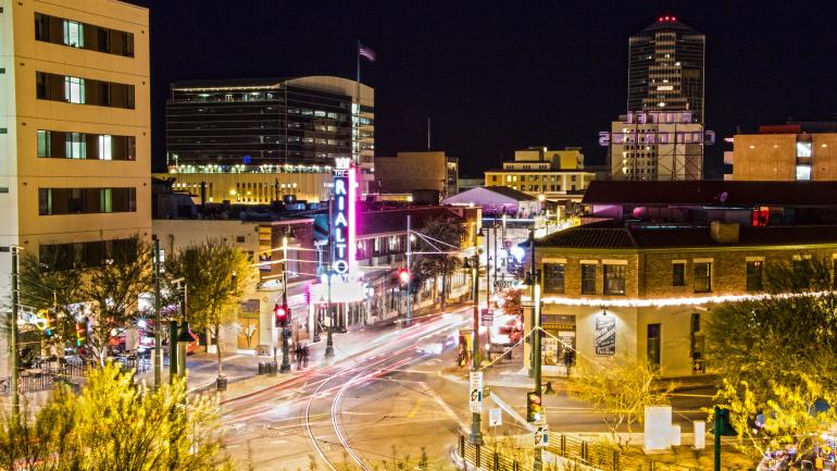 灯光璀璨的里亚托夜景