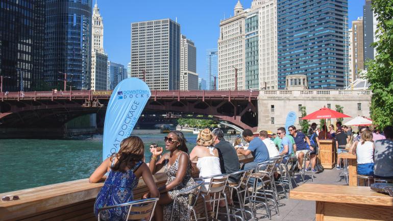 漫步于芝加哥河滨步道,品味当地的美食、美酒和美景 漫步于芝加哥河滨步道,品味当地的美食、美酒和美景