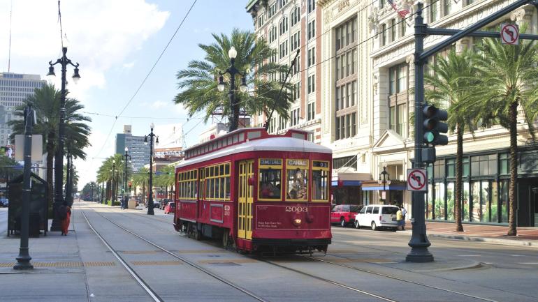 一辆沿新奥尔良运河街行驶的有轨电车