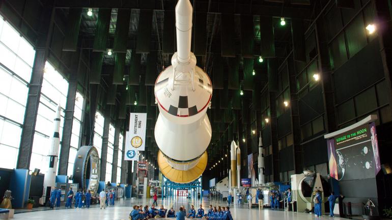 在太空训练营近距离见识土星 5 号运载火箭