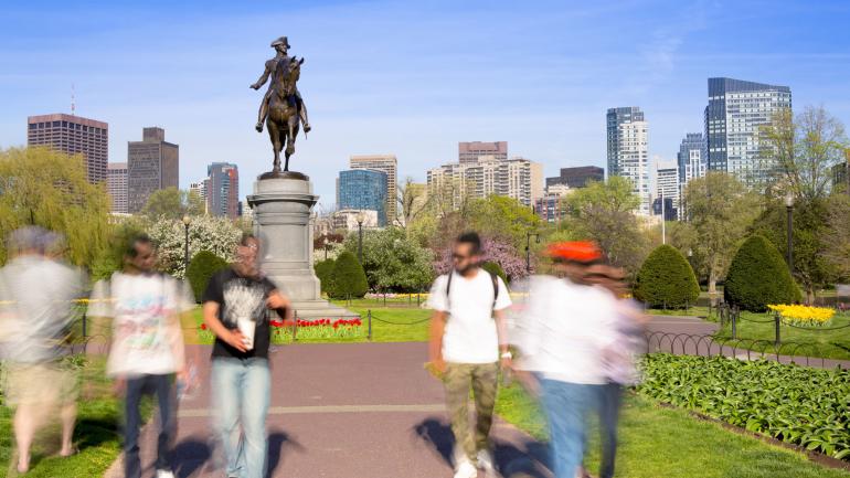 游览波士顿公园 (Boston Common) 修剪整齐的草坪，这是该市著名的公共公园