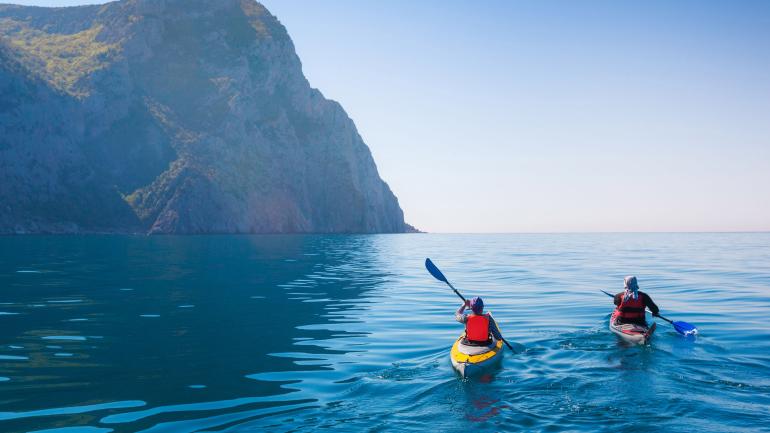 在欧胡岛海岸外怡人的蓝色水域中泛舟