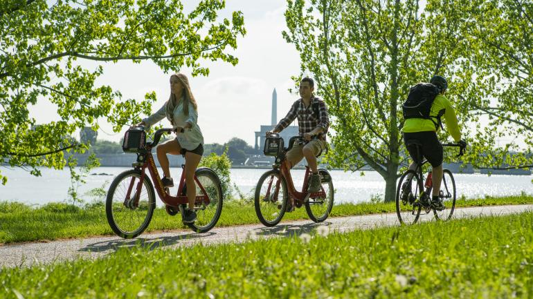沿波托马克河畔的弗农山庄自行车道骑行