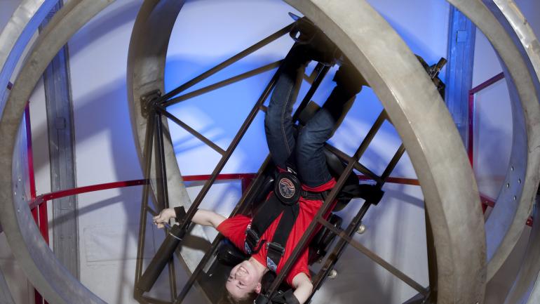 进入多轴训练模拟装置，体验在外太空翻转的感觉