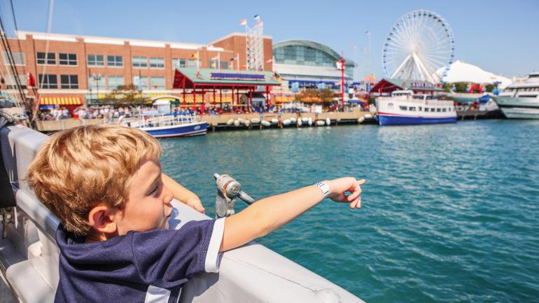 从芝加哥的海军码头出发开启观光巡游之旅