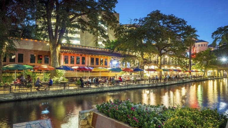 圣安东尼奥河畔的露天餐厅