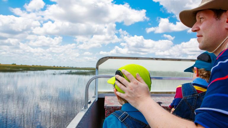 参加迈阿密附近地区的汽船之旅，领略佛罗里达州大沼泽地美景