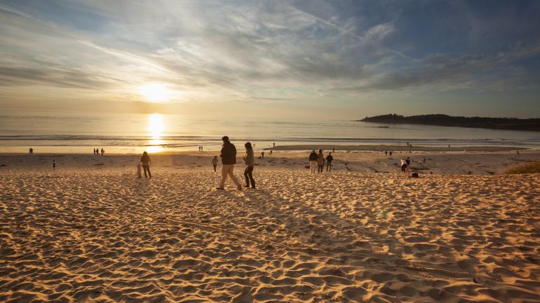 黄昏时分沿着卡梅尔海岸线漫步 黄昏时分沿着卡梅尔海岸线漫步