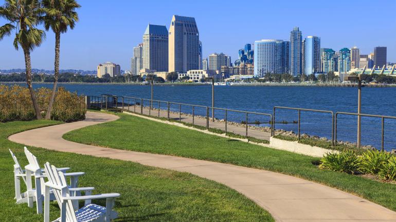 从科罗纳多岛欣赏圣地亚哥市中心的景色