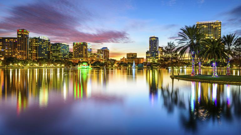 从伊奥拉湖欣赏奥兰多市区的绚丽夜景