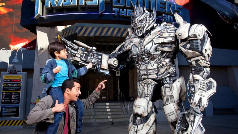 准备乘坐变形金刚 3D 虚拟过山车的父子