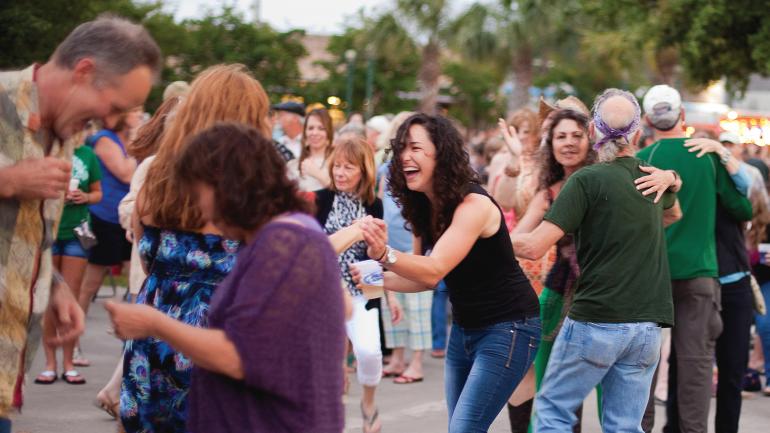 在路易斯安那州的拉斐特街头节庆活动中随着现场音乐欢快起舞