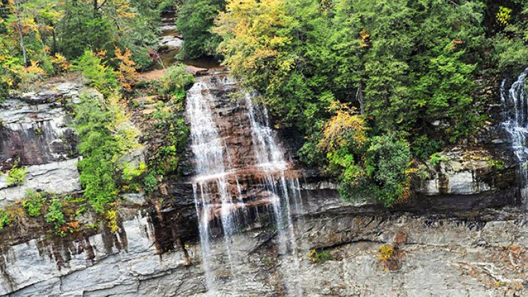 在秋溪瀑布州立公园内俯瞰一座瀑布