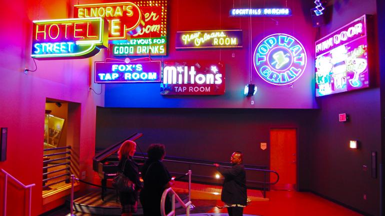 在参观美国爵士乐博物馆的同时了解堪萨斯城的爵士乐发展气象