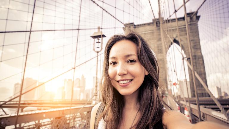 在布鲁克林大桥自拍，观览纽约市风光