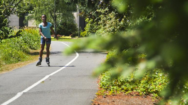 沿着城际步道探索塔克维拉，这条步道以前是铁路路线