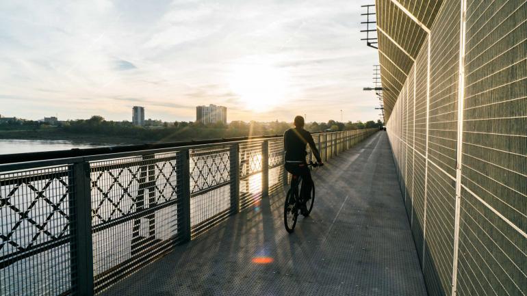 沿着美国使用时间最长的铁路、自行车和步行桥——孟菲斯的大河步行过道骑自行车
