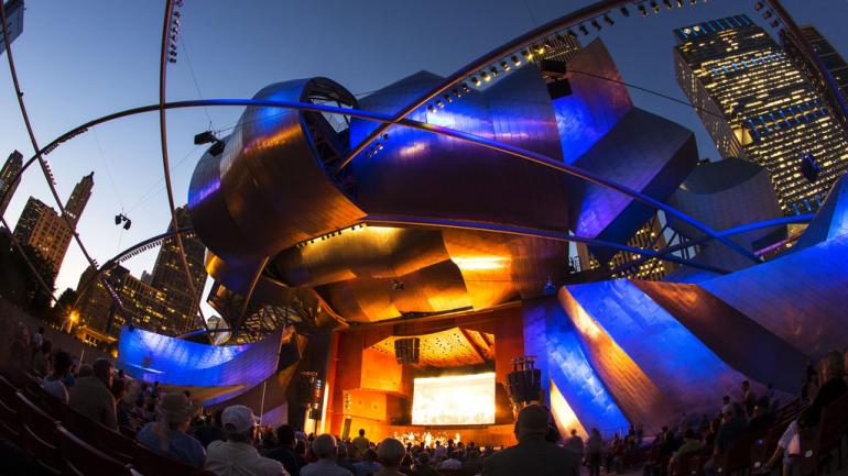 在千禧公园杰·普利兹克露天音乐厅内举办的芝加哥爵士音乐节