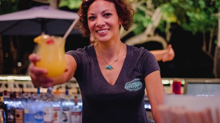 圣约翰岛 Thumb Lines 酒吧的当地调酒师  圣约翰岛 Thumb Lines 酒吧的当地调酒师