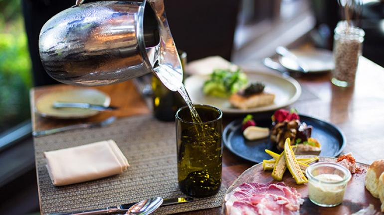 Husk 餐厅的一桌南方美食，包括当地采购的熟食