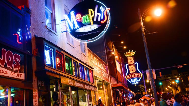 孟菲斯贝尔街明亮的霓虹标志