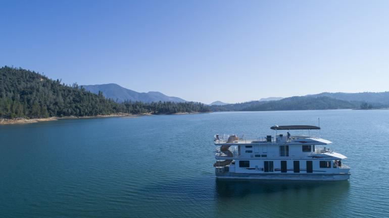 Shasta 河的船屋 Shasta 河的船屋