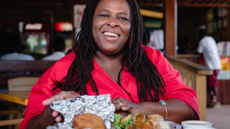 圣克罗伊岛上 La Reine Chicken 烤鸡店内的美属维尔京群岛当地人  圣克罗伊岛上 La Reine Chicken 烤鸡店内的美属维尔京群岛当地人