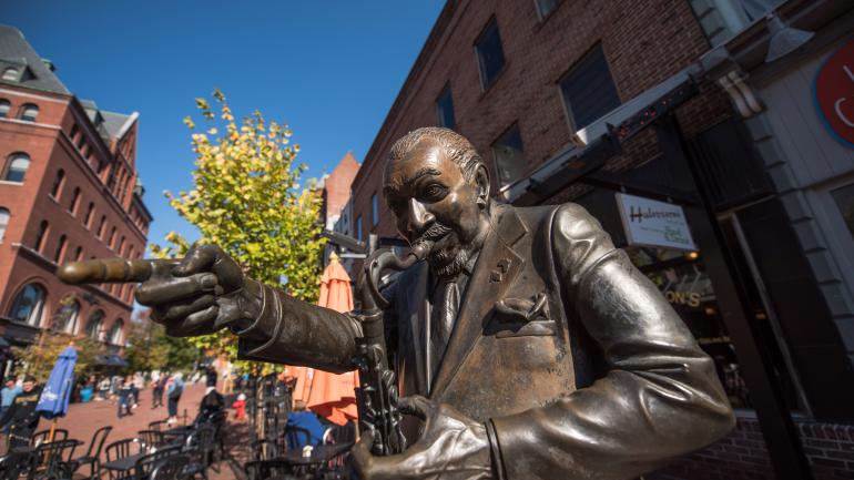 伯灵顿教堂街当地传奇人物 Big Joe Burrell 的雕像