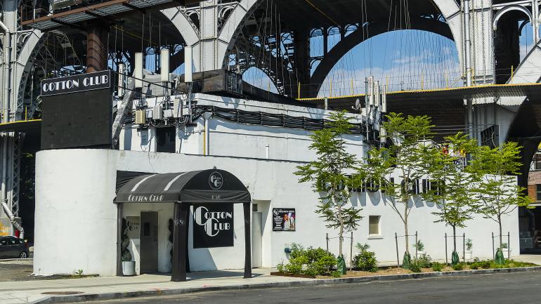 纽约市哈莱姆的标志性目的地,即传奇的 Cotton Club 俱乐部 纽约市哈莱姆的标志性目的地,即传奇的 Cotton Club 俱乐部