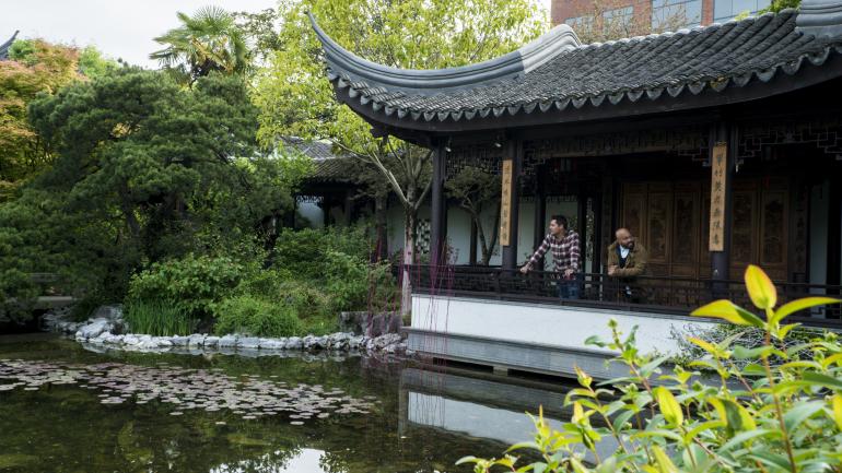 在俄勒冈州波特兰的的兰苏园享受宁静的时光