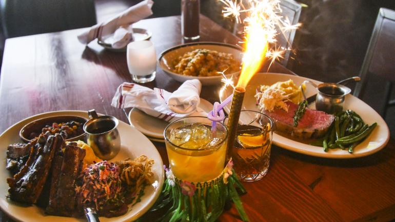 在西塔科的 Sharps RoastHouse 餐厅，享用引人垂涎的高档美式爽心美食和手工调制鸡尾酒