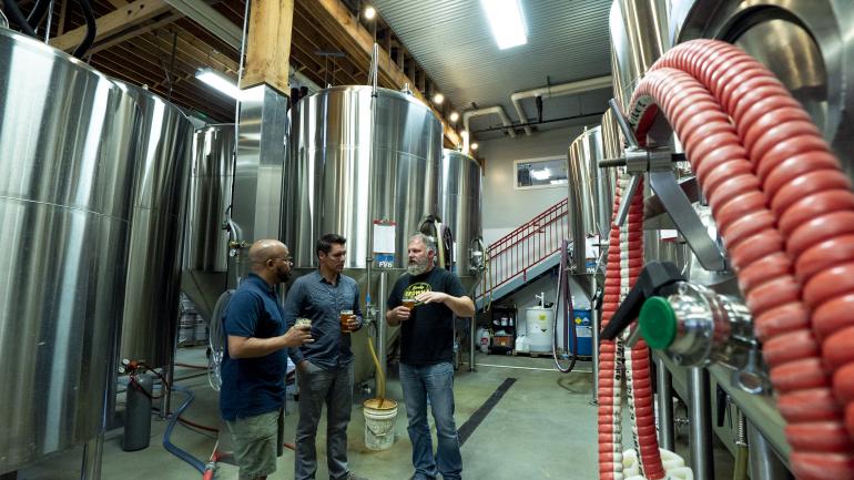 在俄勒冈州贝克城的 Barley Brown's Beer 啤酒厂开始一段幕后探索之旅