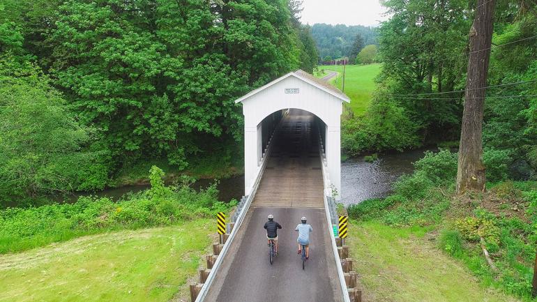 在俄勒冈州威拉米特河谷风光旖旎的廊桥观光骑行道骑行