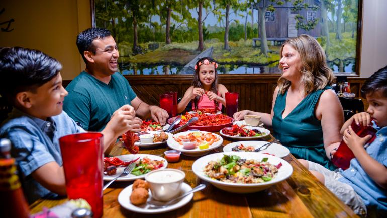 一家人共享路易斯安那州莱克查尔斯的本地鲜虾和小龙虾