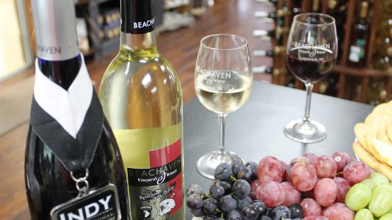 在克拉克斯维尔 (Clarksville) 的 Beachaven Vineyards & Winery 葡萄园和酿酒厂品尝田纳西州当地葡萄酒，可搭配各种芝士与水果