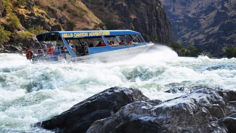 乘喷射快艇游览爱达荷州西南部的赫尔斯峡谷