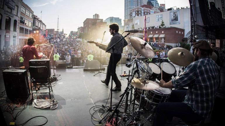 一次街头节庆期间，在有着“小酒馆高速公路”之称的纳什维尔下百老汇举办的一场现场音乐会