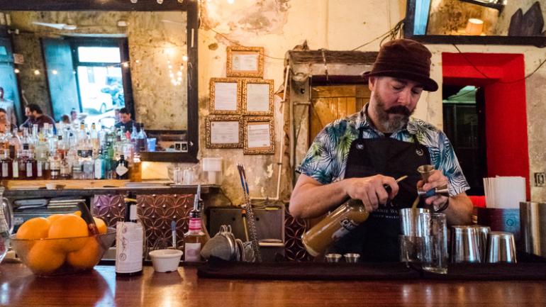 La Factoria 酒吧将鸡尾酒吧、葡萄酒吧、萨尔萨舞厅和啤酒屋四个酒吧合为一体。