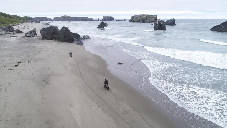 在面石国家观景台州立公园骑宽胎自行车沿俄勒冈海岸游览