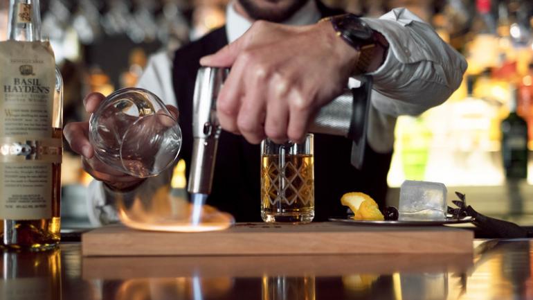 Green Lady Lounge 酒吧内的服务员