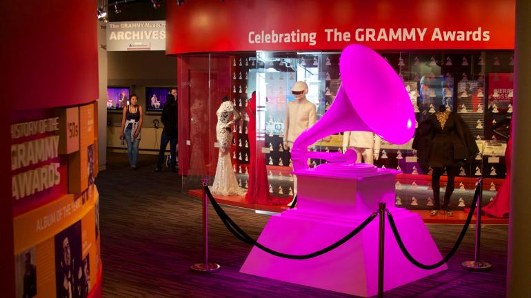 洛杉矶格莱美博物馆里陈列的格莱美奖雕像