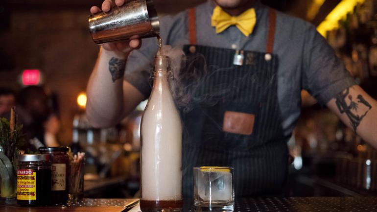 正在调酒的调酒师