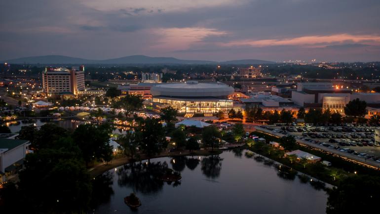 亨茨维尔市中心的美丽夜景 亨茨维尔市中心的美丽夜景