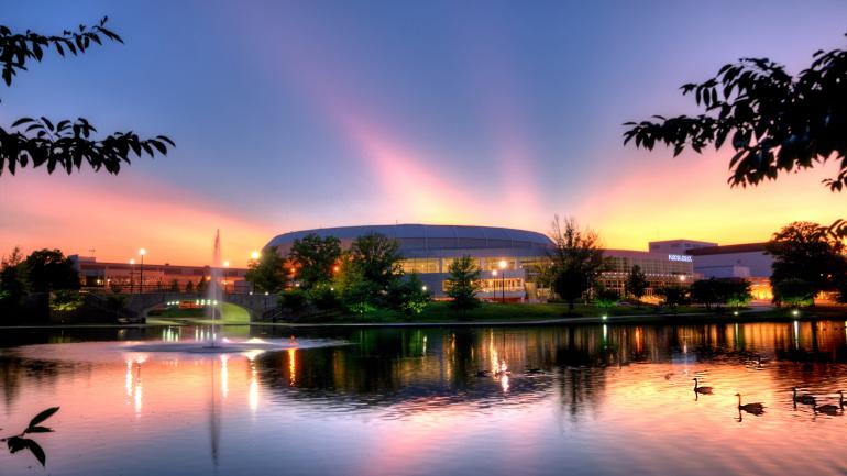 城市顶级活动和娱乐场所之一冯·布劳恩中心的日落美景 城市顶级活动和娱乐场所之一冯·布劳恩中心的日落美景